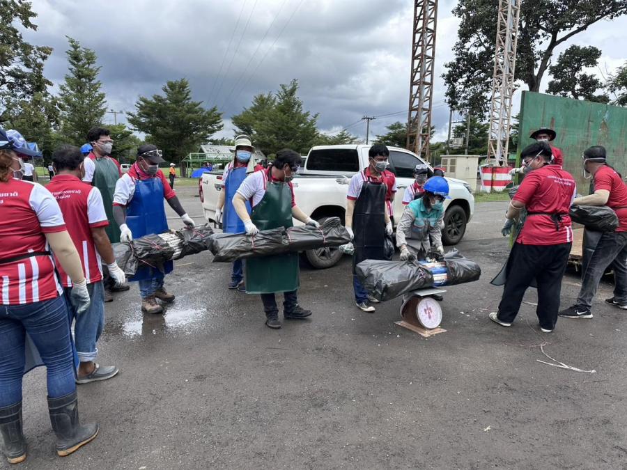 องค์การบริหารส่วนตำบลยางใหญ่ ร่วมโครงการคืนความสุขให้คนอุบล กำจัดขยะอันตรายชุมชนอย่างปลอดภัย ซึ่งนำขยะอันตรายไปกำจัดที่ อบจ อุบลราชธานี